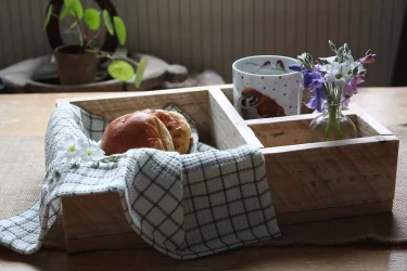 Kleine houten dienblad met vakken